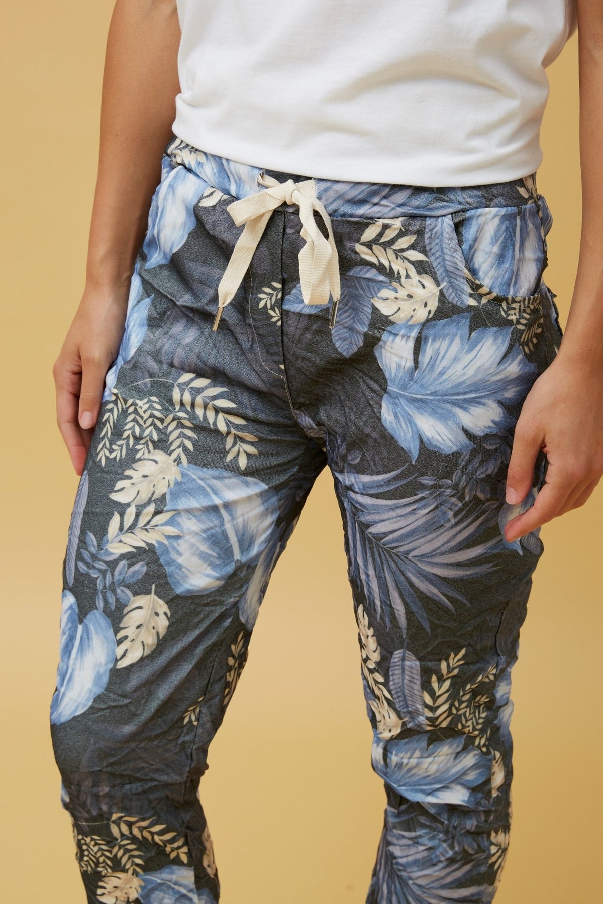 BOTTEGA MODA_TROPICAL LEAF PRINT VISCOSE JOGGER PANT _ TROPICAL LEAF PRINT VISCOSE JOGGER PANT _ Ebony Boutique NZ