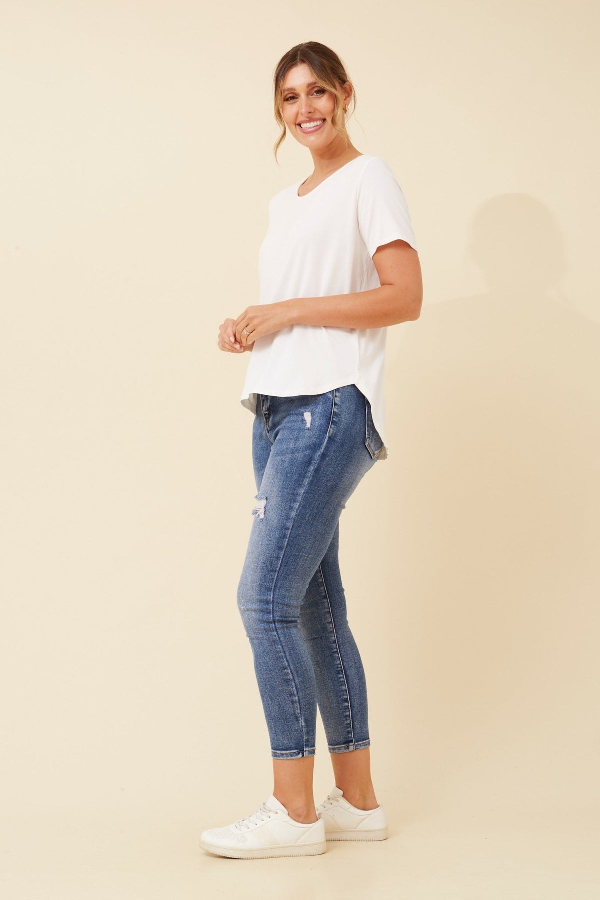 CAROLINE MORGAN_CURVED HEM SHORT SLEEVE BAMBOO TEE WHITE _ CURVED HEM SHORT SLEEVE BAMBOO TEE WHITE _ Ebony Boutique NZ