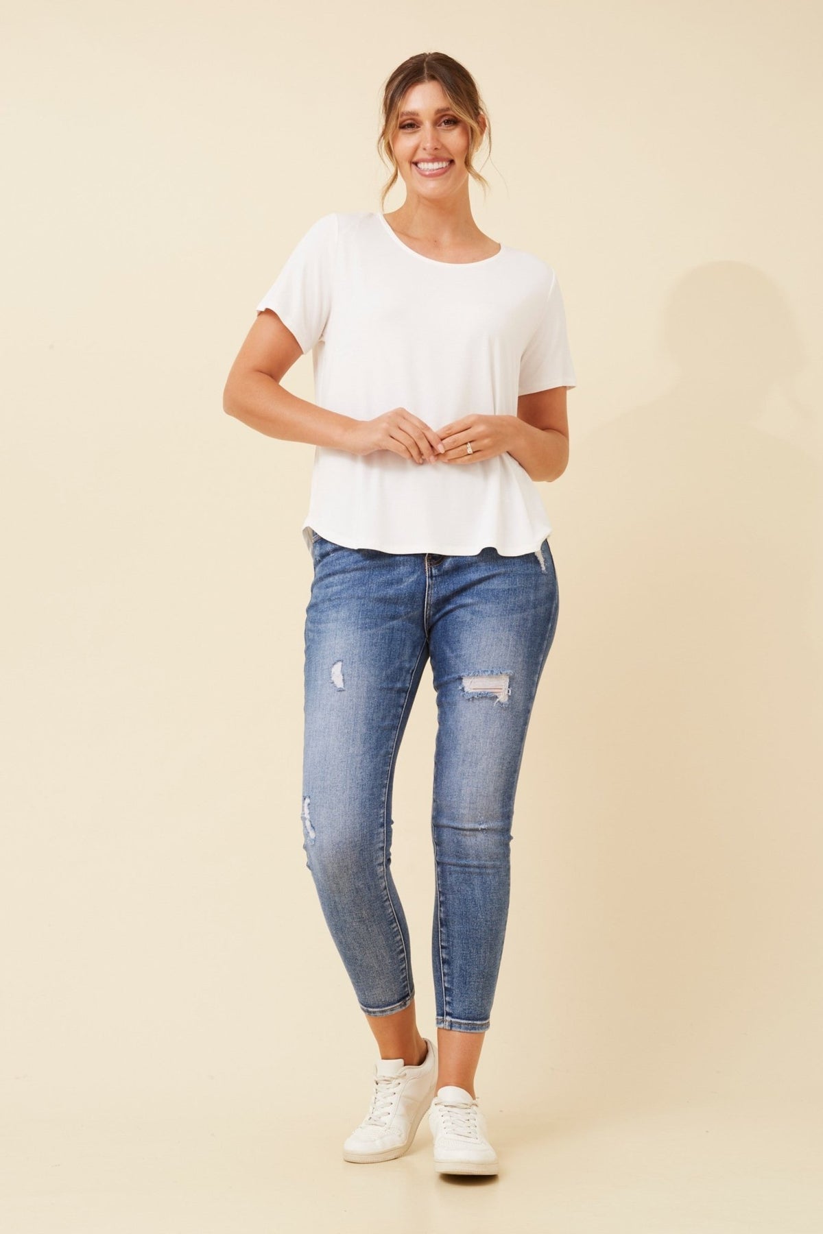 CAROLINE MORGAN_CURVED HEM SHORT SLEEVE BAMBOO TEE WHITE _ CURVED HEM SHORT SLEEVE BAMBOO TEE WHITE _ Ebony Boutique NZ
