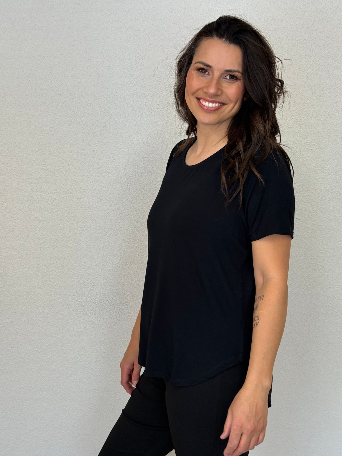 CAROLINE MORGAN_SHORT SLEEVE CURVED HEM BAMBOO TSHIRT _ SHORT SLEEVE CURVED HEM BAMBOO TSHIRT _ Ebony Boutique NZ