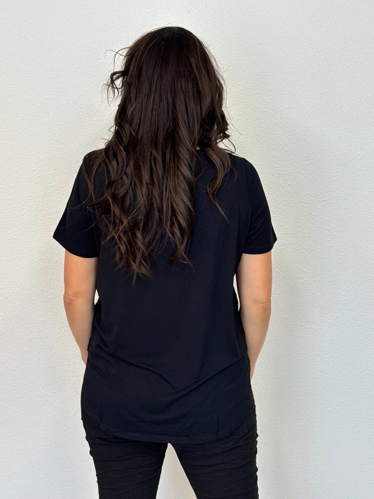 CAROLINE MORGAN_SHORT SLEEVE CURVED HEM BAMBOO TSHIRT _ SHORT SLEEVE CURVED HEM BAMBOO TSHIRT _ Ebony Boutique NZ