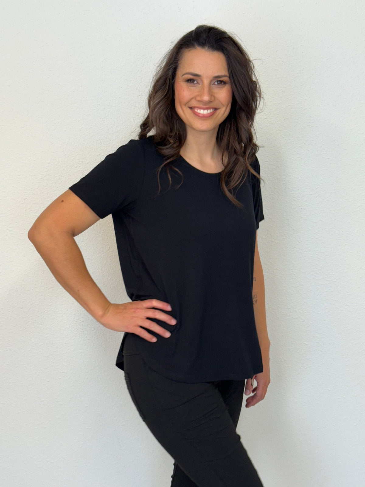 CAROLINE MORGAN_SHORT SLEEVE CURVED HEM BAMBOO TSHIRT _ SHORT SLEEVE CURVED HEM BAMBOO TSHIRT _ Ebony Boutique NZ