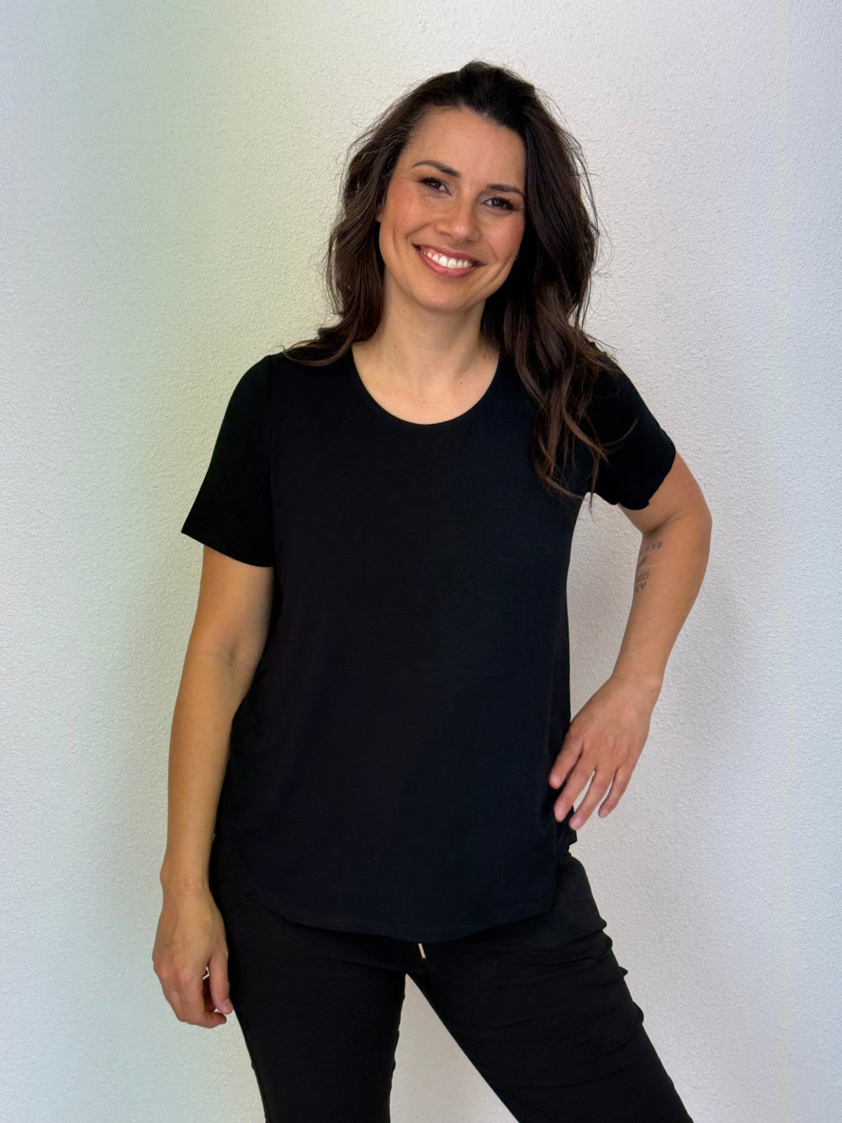 CAROLINE MORGAN_SHORT SLEEVE CURVED HEM BAMBOO TSHIRT _ SHORT SLEEVE CURVED HEM BAMBOO TSHIRT _ Ebony Boutique NZ