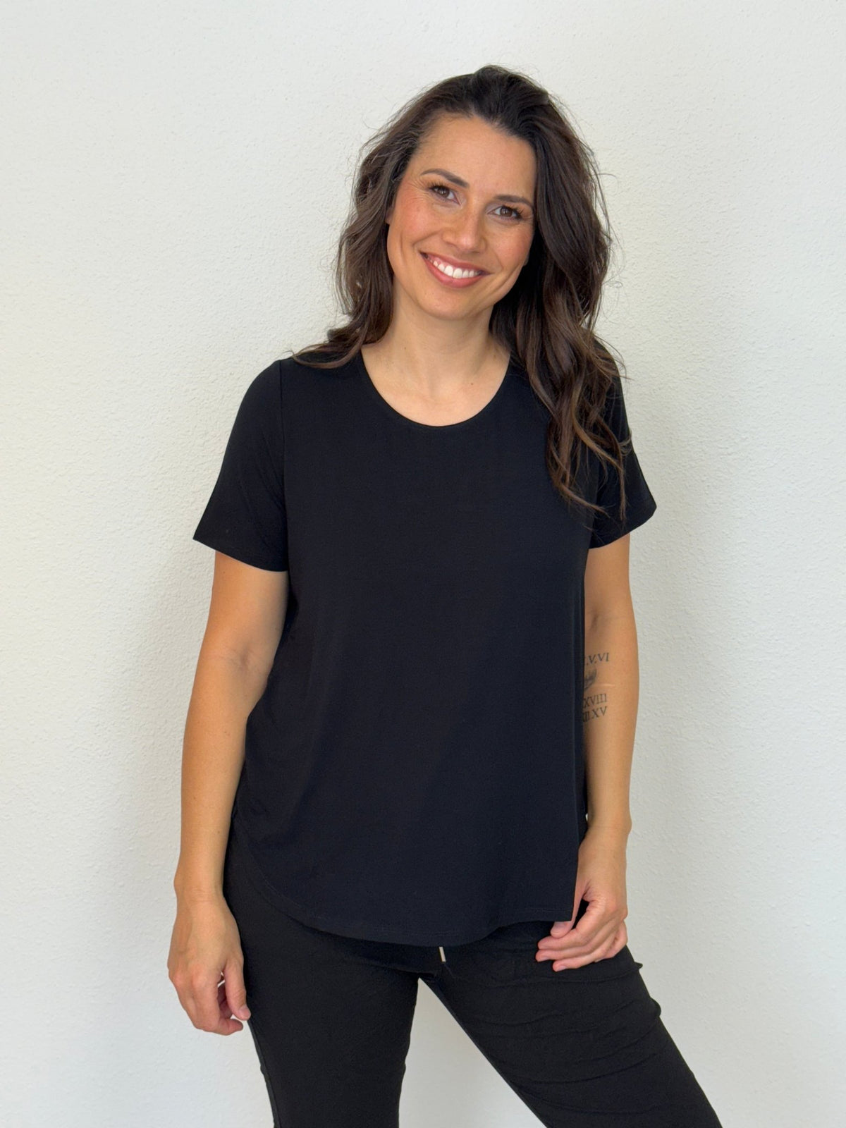 CAROLINE MORGAN_SHORT SLEEVE CURVED HEM BAMBOO TSHIRT _ SHORT SLEEVE CURVED HEM BAMBOO TSHIRT _ Ebony Boutique NZ