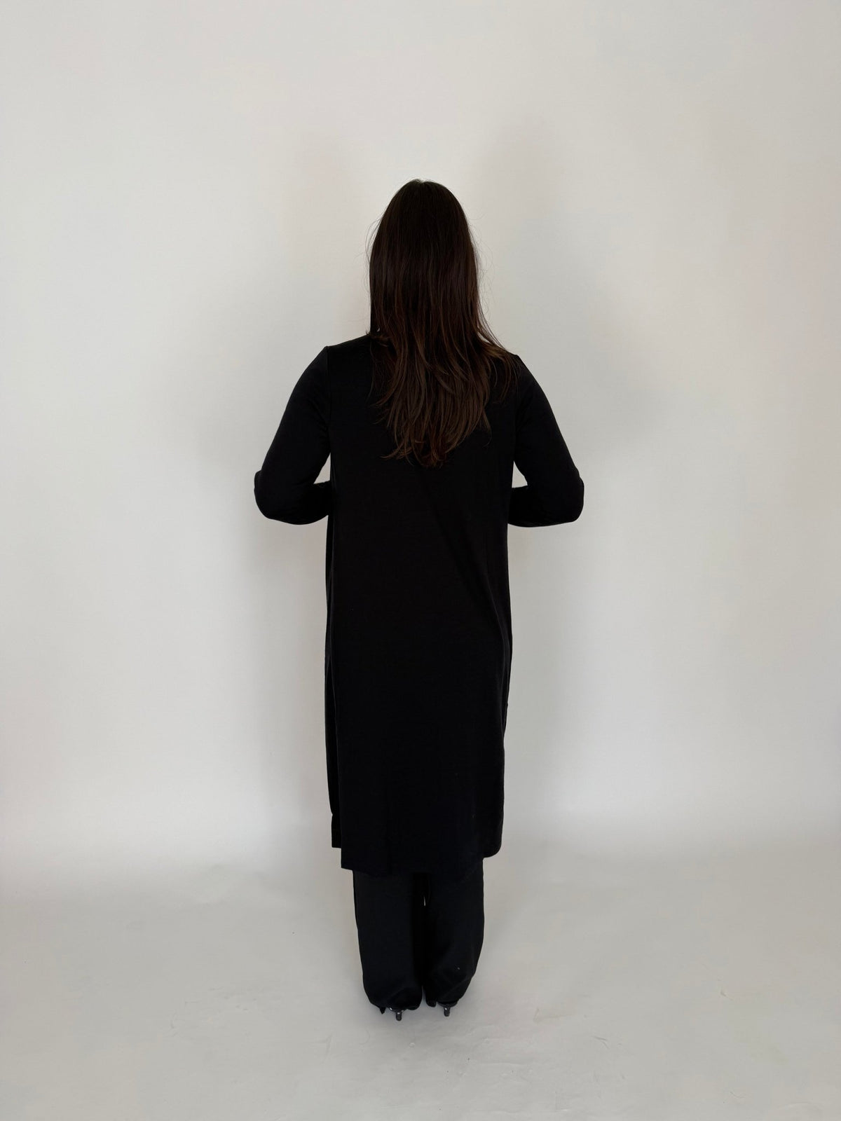 EBONY_MERINO ELONGATED LONGLINE CARDIGAN WITH SPLIT HEM LONG SLEEVES BLACK _ MERINO ELONGATED LONGLINE CARDIGAN WITH SPLIT HEM LONG SLEEVES BLACK _ Ebony Boutique NZ