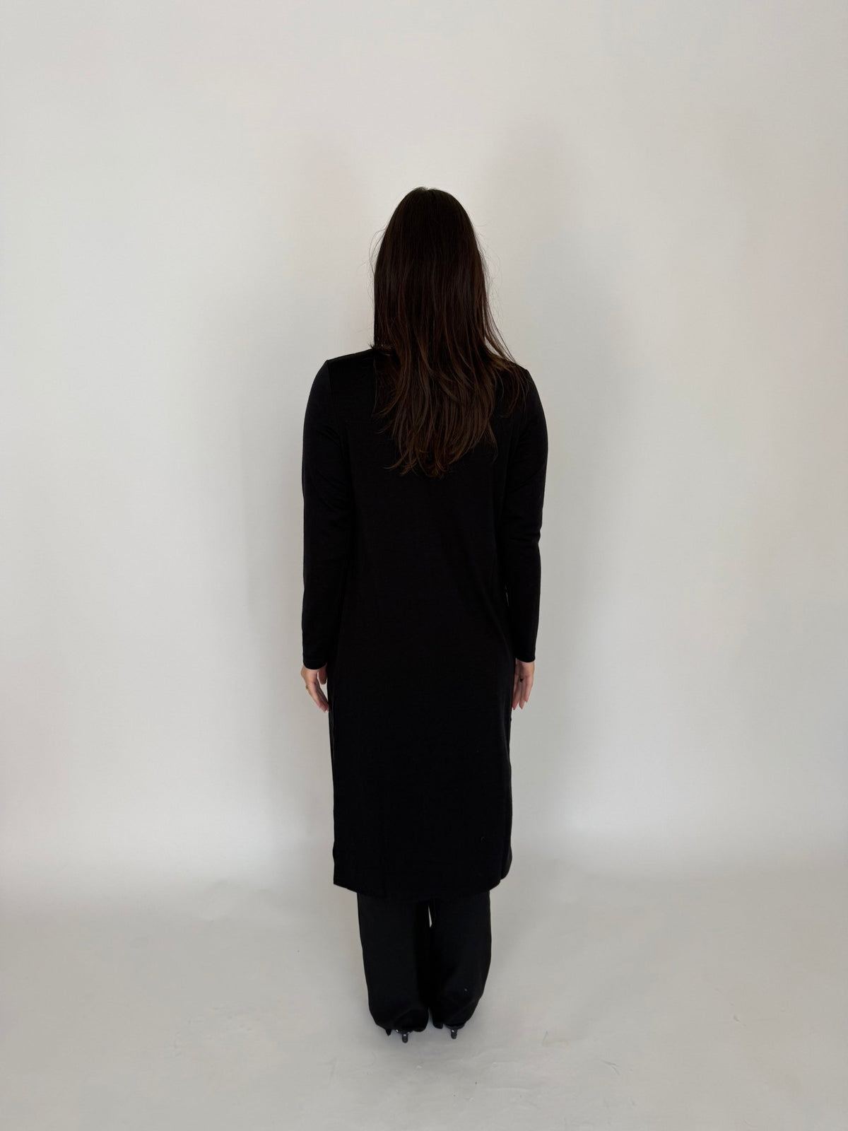 EBONY_MERINO ELONGATED LONGLINE CARDIGAN WITH SPLIT HEM LONG SLEEVES BLACK _ MERINO ELONGATED LONGLINE CARDIGAN WITH SPLIT HEM LONG SLEEVES BLACK _ Ebony Boutique NZ