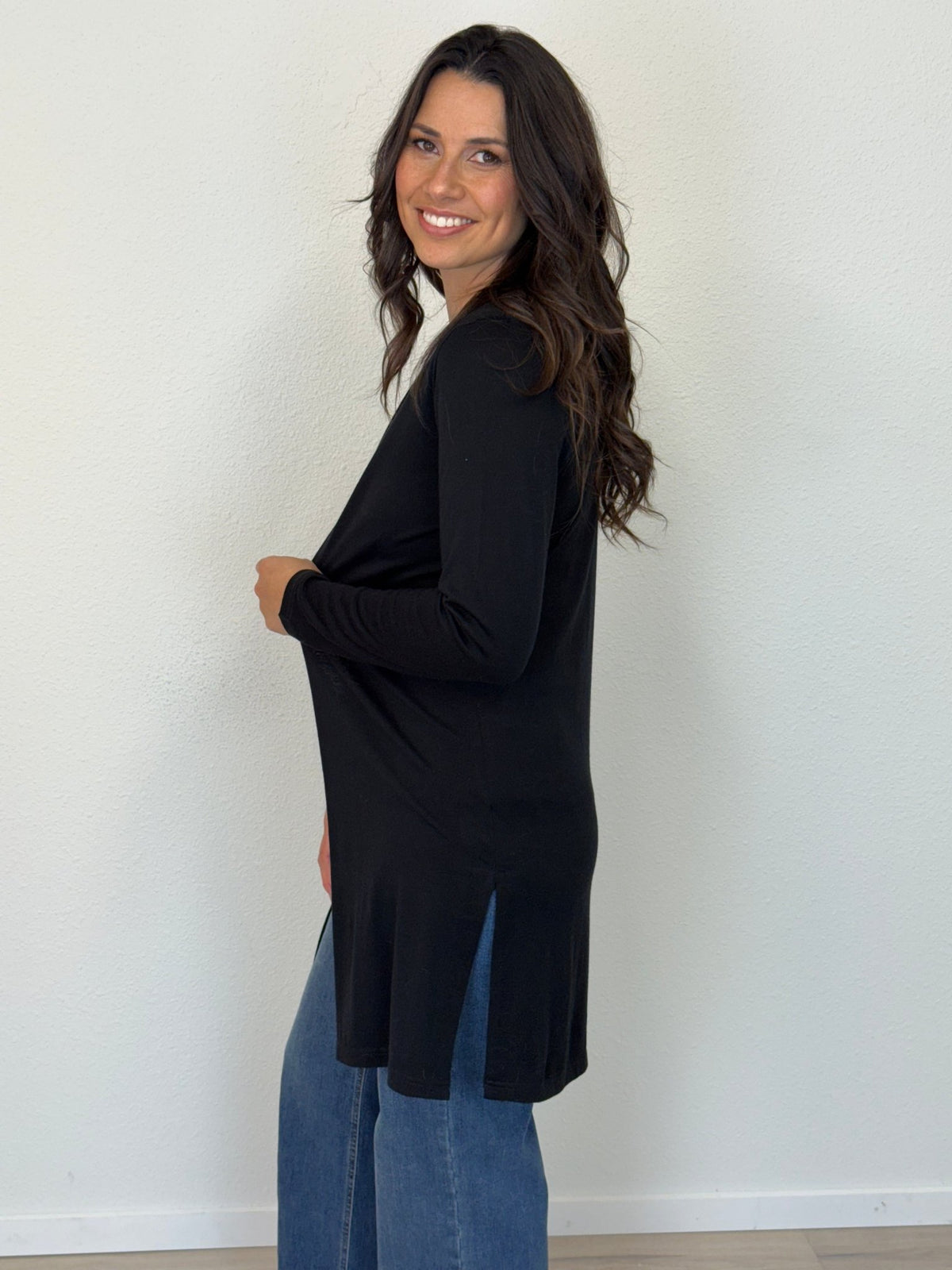 EBONY_MERINO LONGLINE CARDIGAN WITH SPLIT HEM LONG SLEEVES BLACK _ MERINO LONGLINE CARDIGAN WITH SPLIT HEM LONG SLEEVES BLACK _ Ebony Boutique NZ