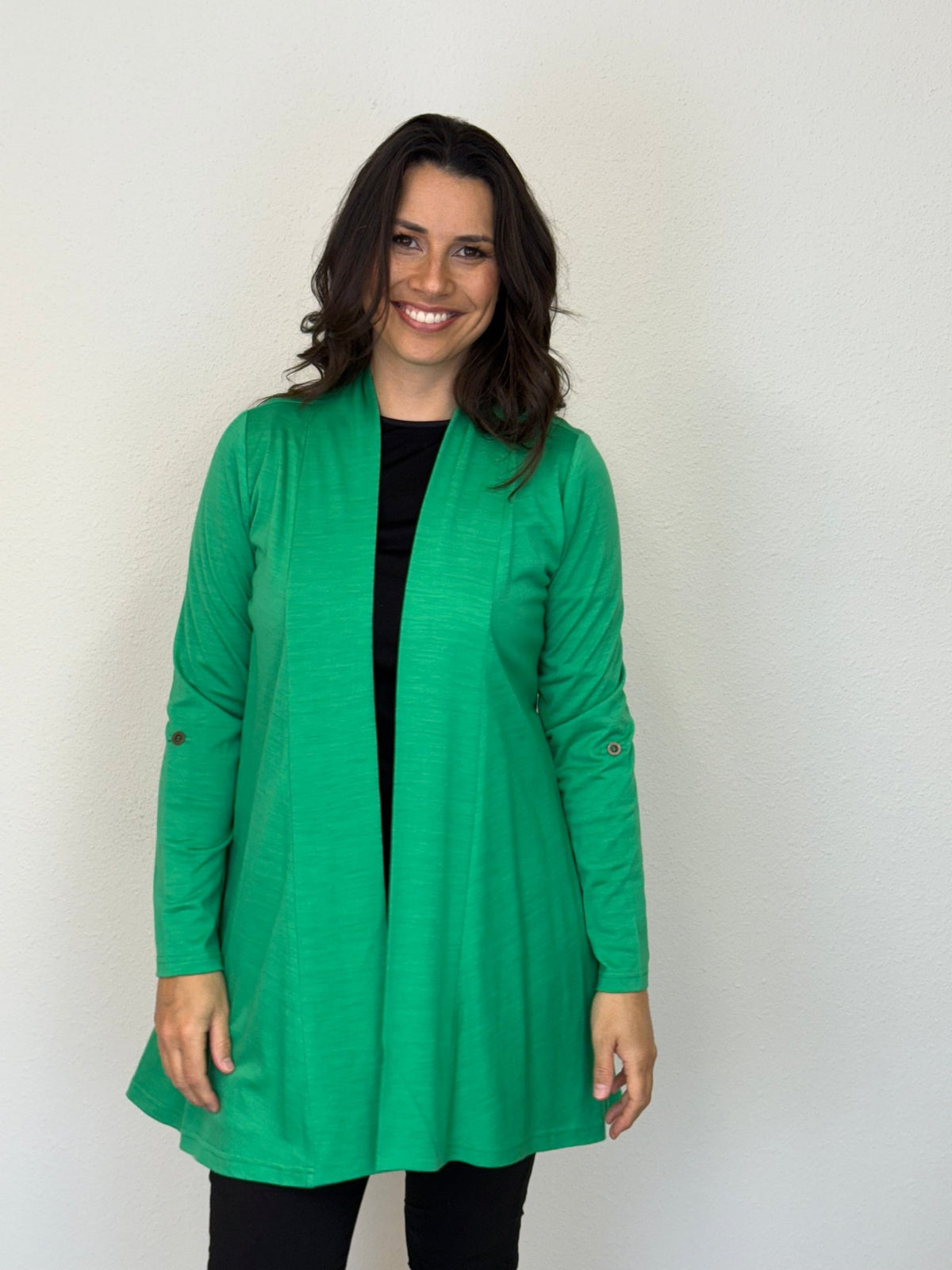 EBONY_TAB SLEEVE 100% MERINO EDGE TO EDGE A - LINE CARDIGAN VERDE EBAS591VER _ TAB SLEEVE 100% MERINO EDGE TO EDGE A - LINE CARDIGAN VERDE EBAS591VER _ Ebony Boutique NZ