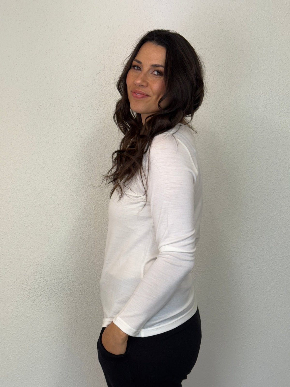 EBONY_WOMENS 100% MERINO (210) LONG SLEEVE SATIN CREW TOP IVORY EBAS503 _ WOMENS 100% MERINO (210) LONG SLEEVE SATIN CREW TOP IVORY EBAS503 _ Ebony Boutique NZ