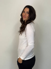 EBONY_WOMENS 100% MERINO (210) LONG SLEEVE SATIN CREW TOP IVORY EBAS503 _ WOMENS 100% MERINO (210) LONG SLEEVE SATIN CREW TOP IVORY EBAS503 _ Ebony Boutique NZ