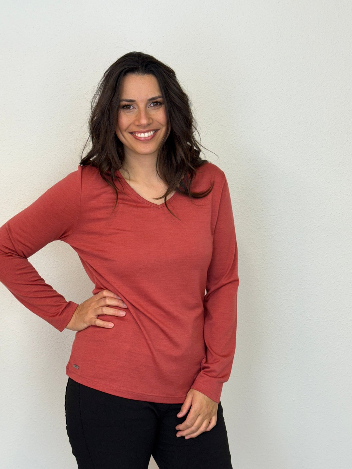 EBONY_WOMENS 100% MERINO (210) LONG SLEEVE V NECK TOP BRICK _ WOMENS 100% MERINO (210) LONG SLEEVE V NECK TOP BRICK _ Ebony Boutique NZ