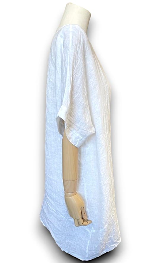 HELGA MAY_LINEN TEE WITH COCONUT BUTTON DETAIL WHITE _ LINEN TEE WITH COCONUT BUTTON DETAIL WHITE _ Ebony Boutique NZ