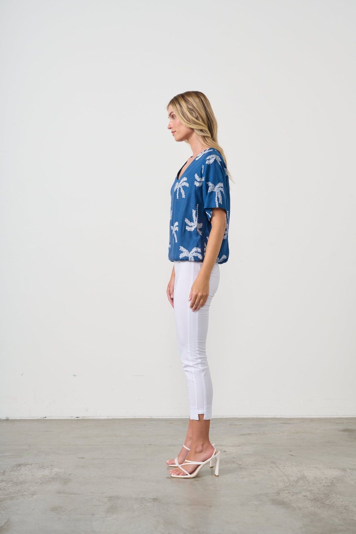 HOLMES AND FALLON_ELASTIC HEM BLOUSE PALMS PRINT _ ELASTIC HEM BLOUSE PALMS PRINT _ Ebony Boutique NZ