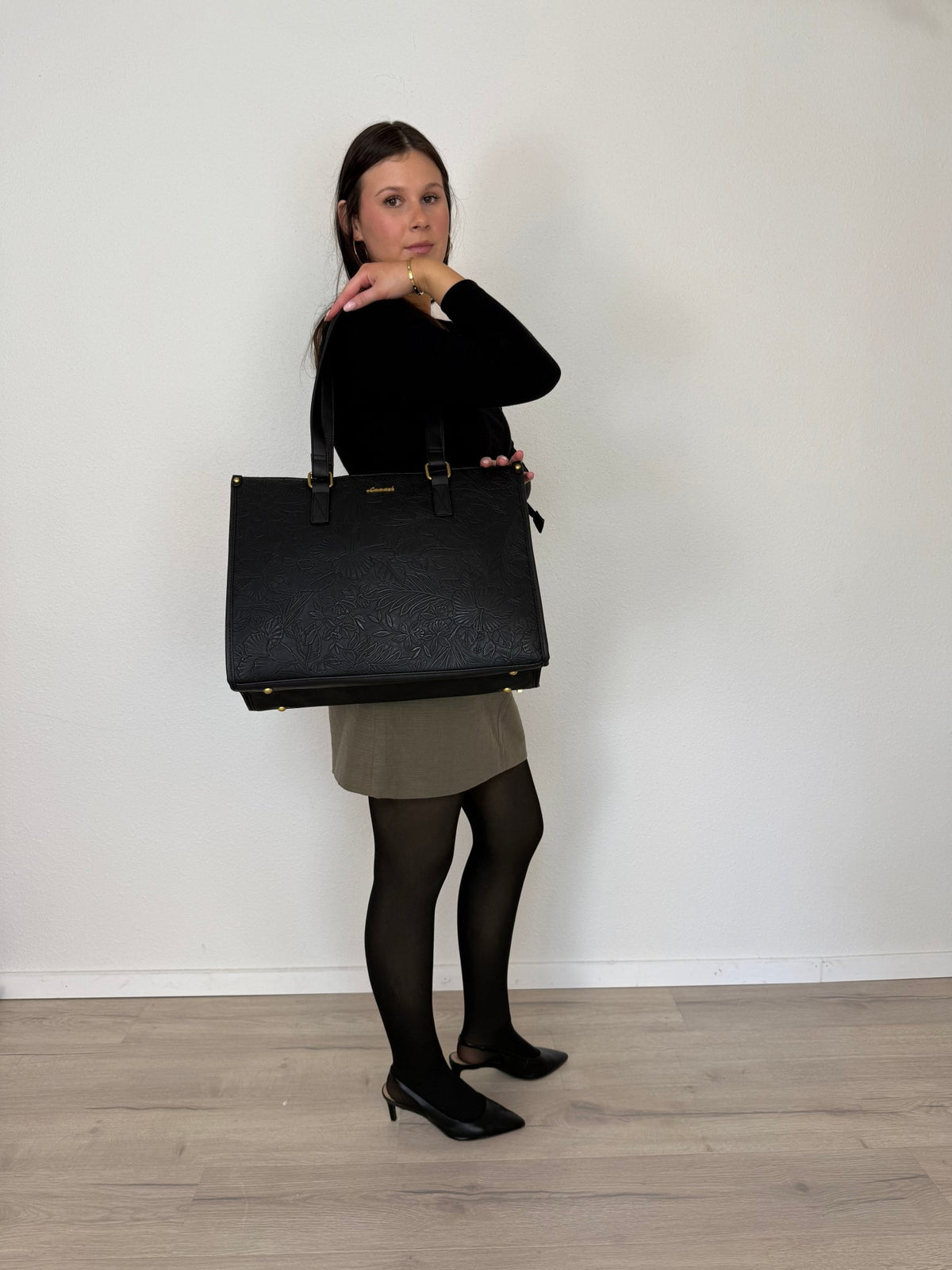 LOVEVOOK_MADDIE LAPTOP COOLER BAG BLACK FLORAL _ MADDIE LAPTOP COOLER BAG BLACK FLORAL _ Ebony Boutique NZ