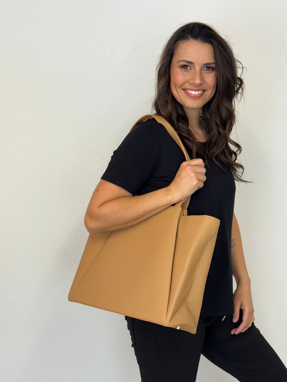 LOVEVOOK_SOPHIA LAPTOP BAG CAMEL _ SOPHIA LAPTOP BAG CAMEL _ Ebony Boutique NZ