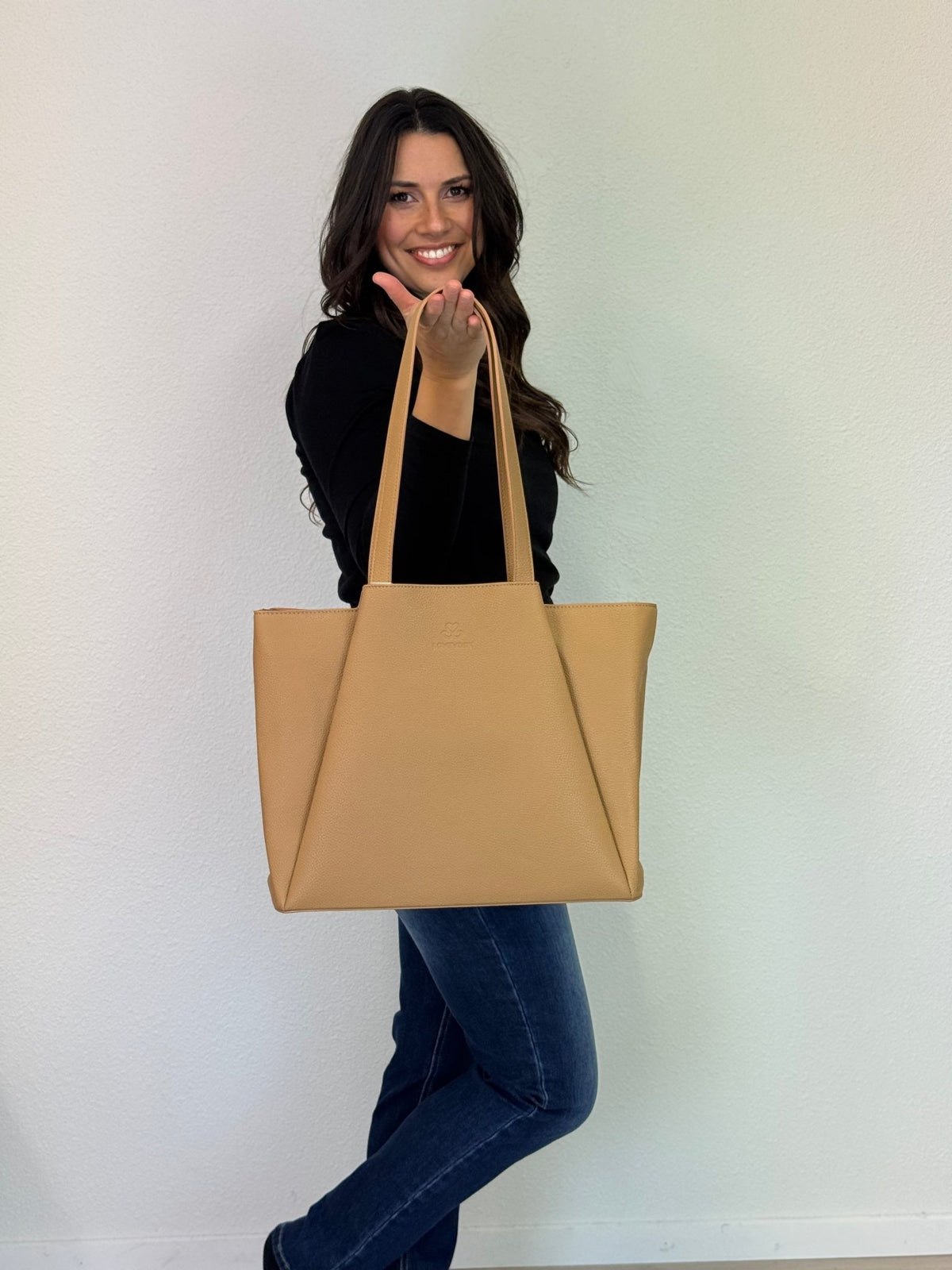 LOVEVOOK_SOPHIA LAPTOP BAG CAMEL _ SOPHIA LAPTOP BAG CAMEL _ Ebony Boutique NZ