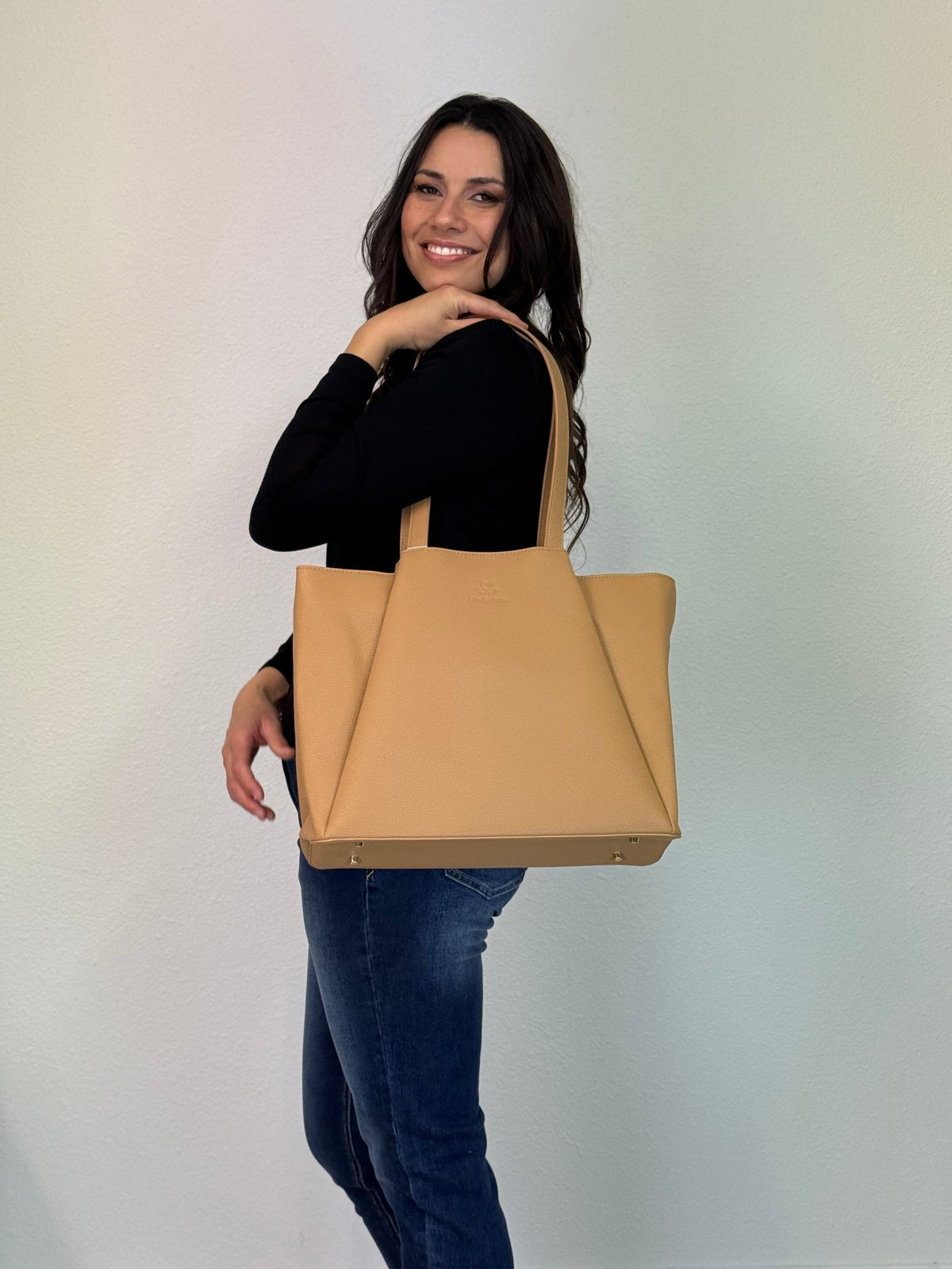 LOVEVOOK_SOPHIA LAPTOP BAG CAMEL _ SOPHIA LAPTOP BAG CAMEL _ Ebony Boutique NZ