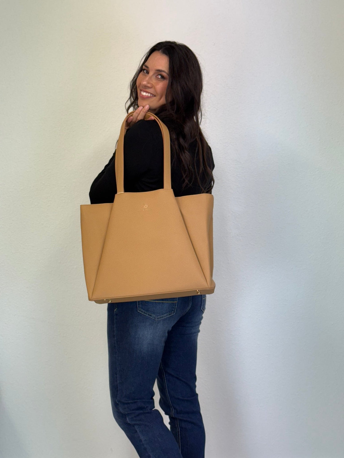 LOVEVOOK_SOPHIA LAPTOP BAG CAMEL _ SOPHIA LAPTOP BAG CAMEL _ Ebony Boutique NZ