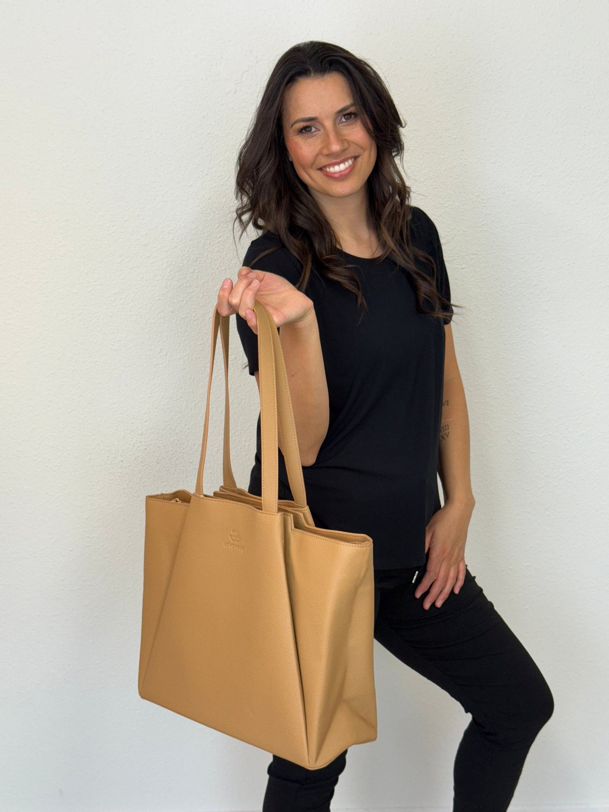 LOVEVOOK_SOPHIA LAPTOP BAG CAMEL _ SOPHIA LAPTOP BAG CAMEL _ Ebony Boutique NZ