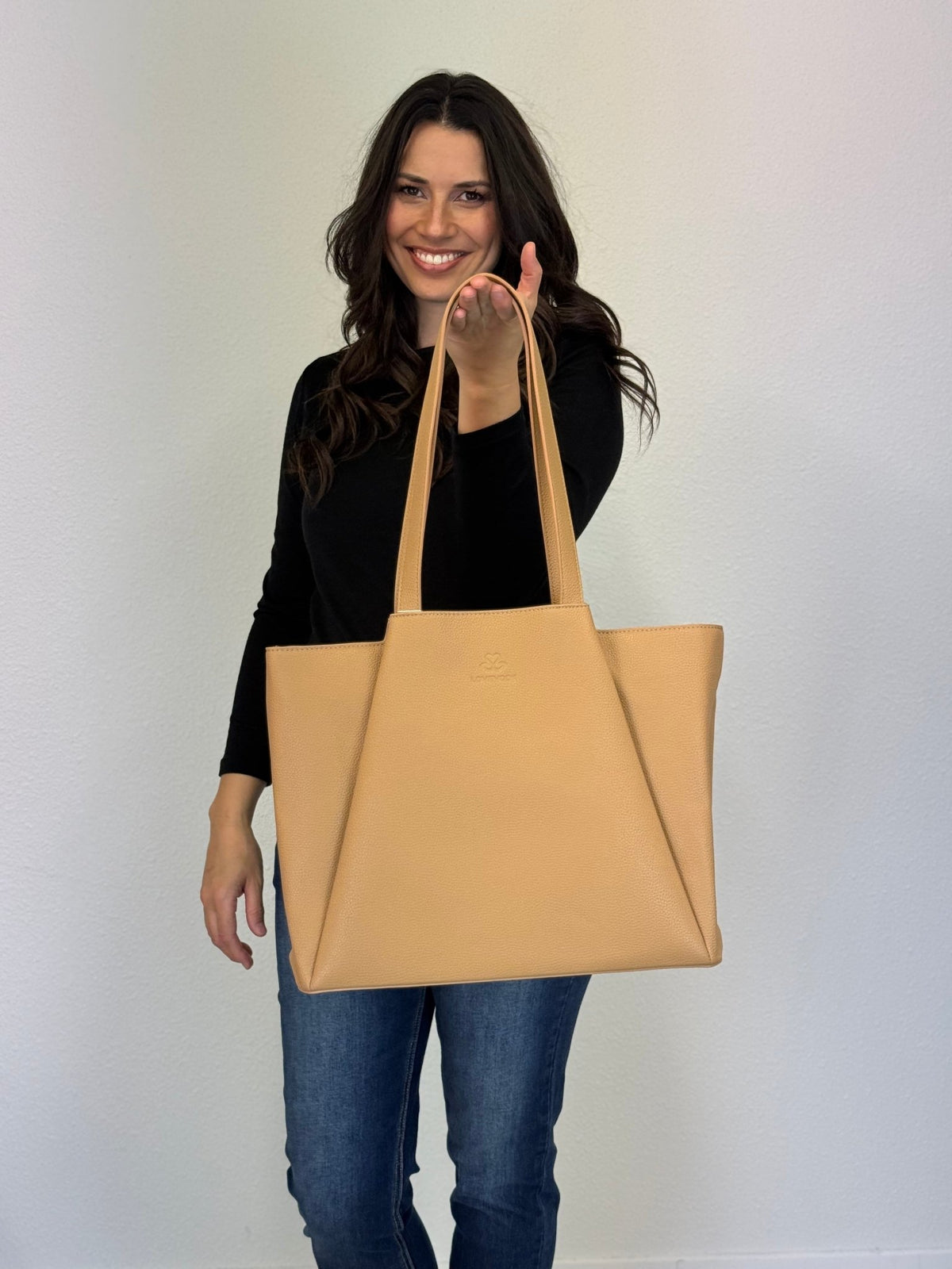 LOVEVOOK_SOPHIA LAPTOP BAG CAMEL _ SOPHIA LAPTOP BAG CAMEL _ Ebony Boutique NZ