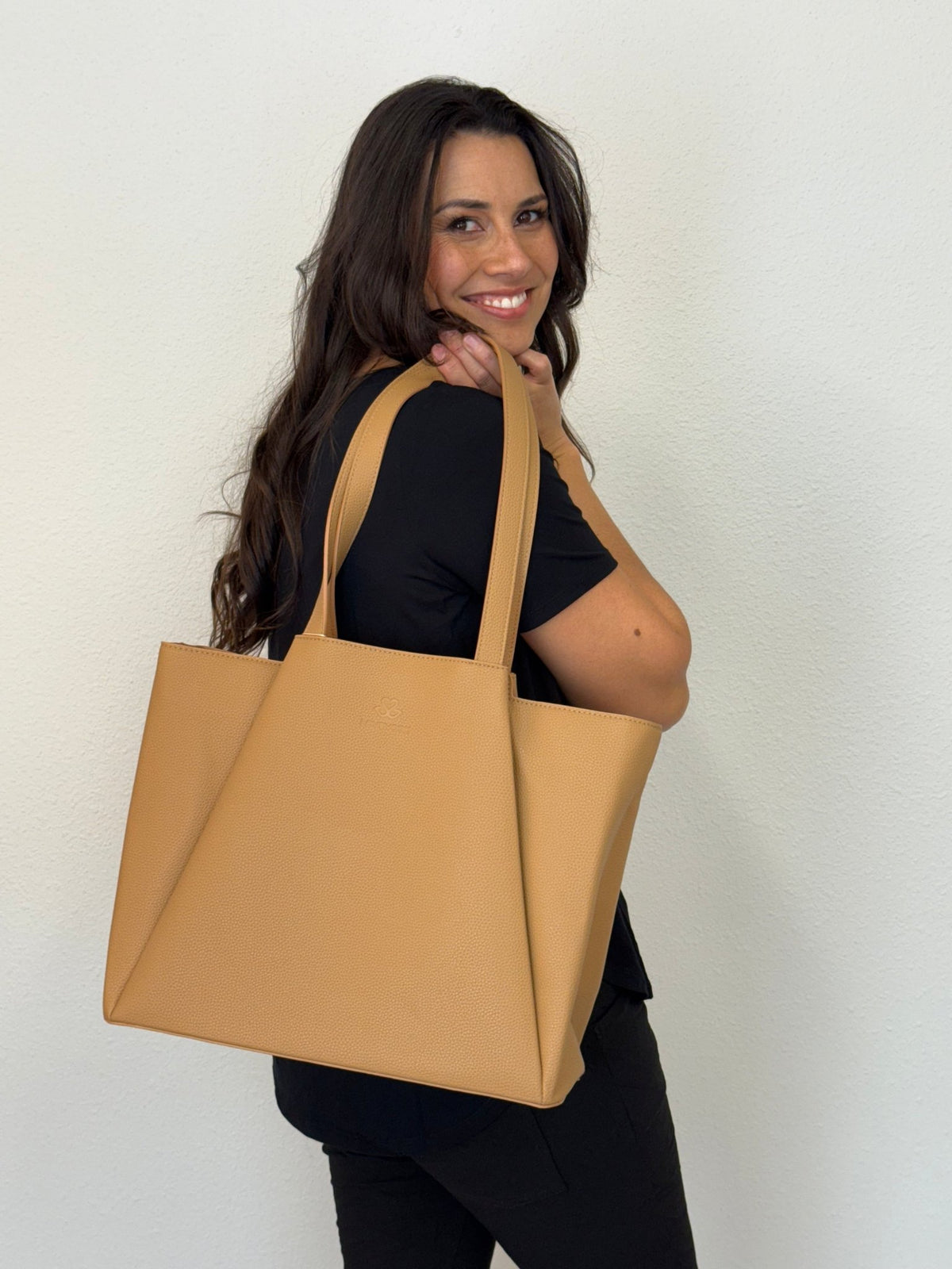 LOVEVOOK_SOPHIA LAPTOP BAG CAMEL _ SOPHIA LAPTOP BAG CAMEL _ Ebony Boutique NZ