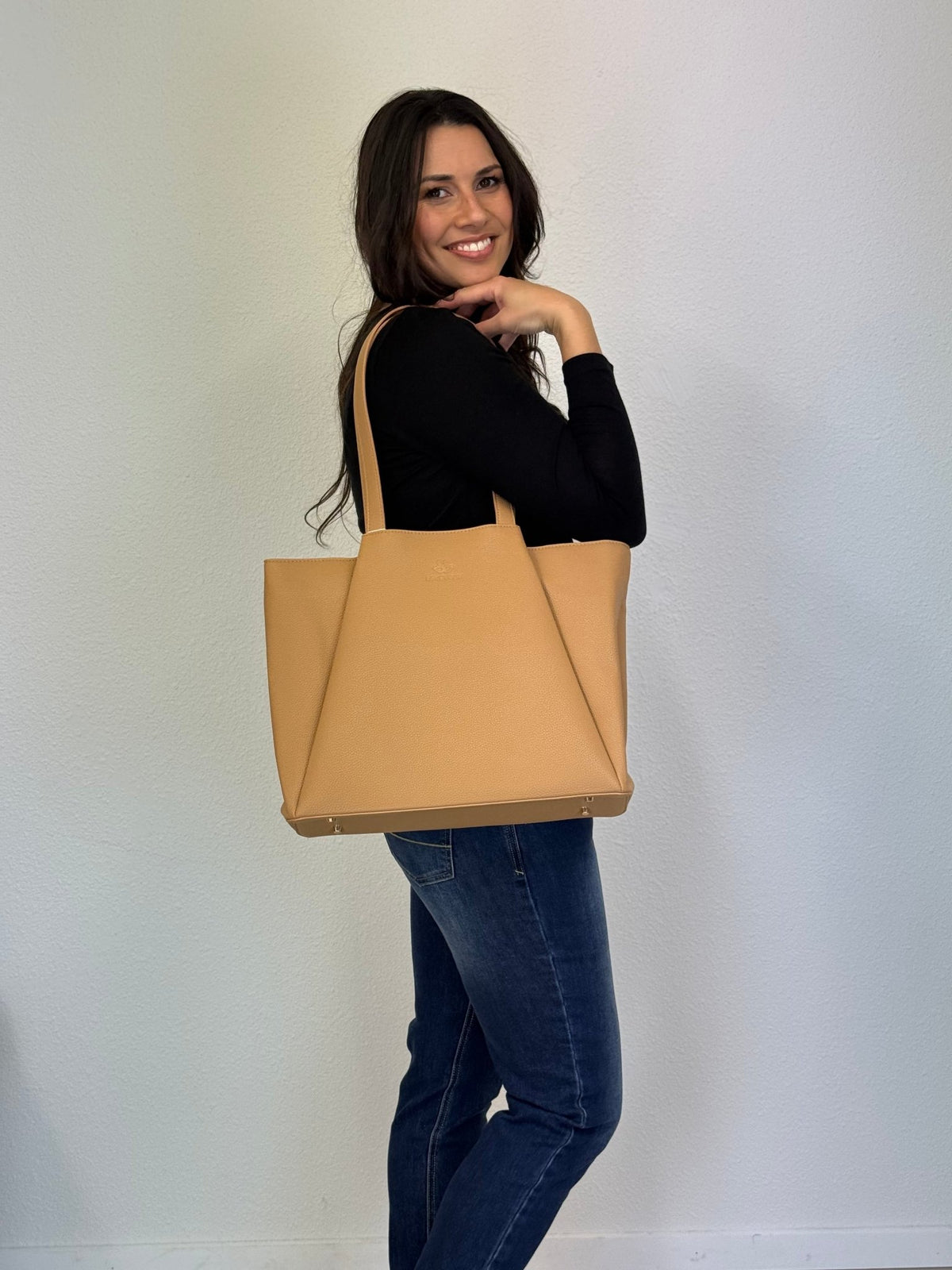 LOVEVOOK_SOPHIA LAPTOP BAG CAMEL _ SOPHIA LAPTOP BAG CAMEL _ Ebony Boutique NZ