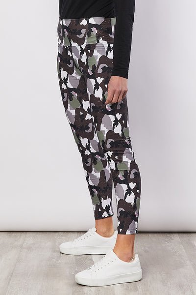 Nike swoosh 2024 camo leggings