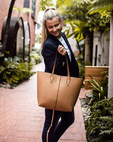 LOUENHIDE_DAKOTA TOTE BAG CAMEL _ _ Ebony Boutique NZ