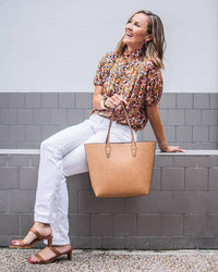 LOUENHIDE_DAKOTA TOTE BAG CAMEL _ _ Ebony Boutique NZ
