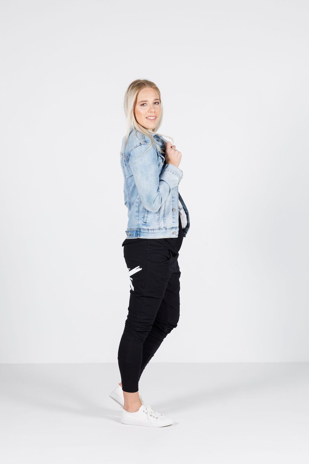 HOME-LEE_CLASSIC DENIM JACKET SNOW WASH _ _ Ebony Boutique NZ