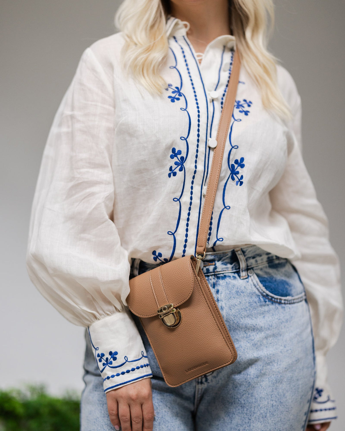 LOUENHIDE_FONTAINE PHONE CROSSBODY BAG LATTE _ FONTAINE PHONE CROSSBODY BAG LATTE _ Ebony Boutique NZ