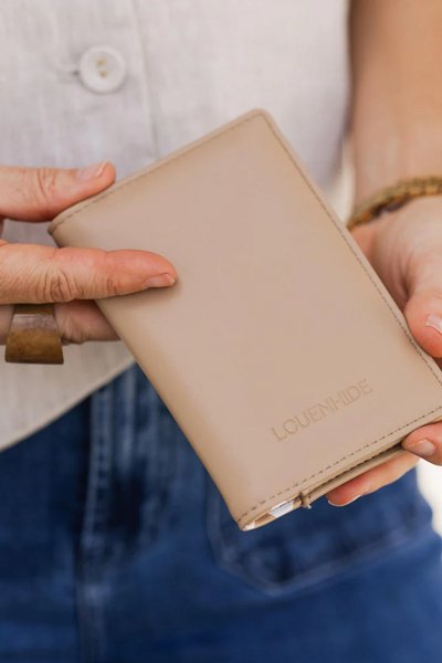 LOUENHIDE_PEPPER PASSPORT HOLDER CAMEL _ PEPPER PASSPORT HOLDER CAMEL _ Ebony Boutique NZ