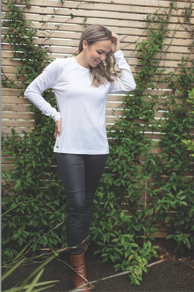 EBONY_WOMENS 100% MERINO (210) LONG SLEEVE CREW TOP IVORY _ _ Ebony Boutique NZ