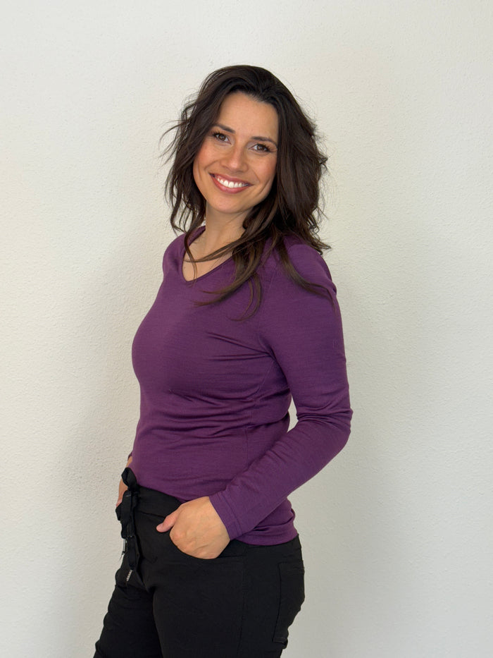 WOMENS 100% MERINO (210) LONG SLEEVE V NECK TOP ITALIAN PLUM