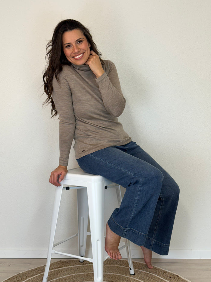WOMENS 100% MERINO (210) LONG SLEEVE HIGH NECK TOP CAPPUCCINO
