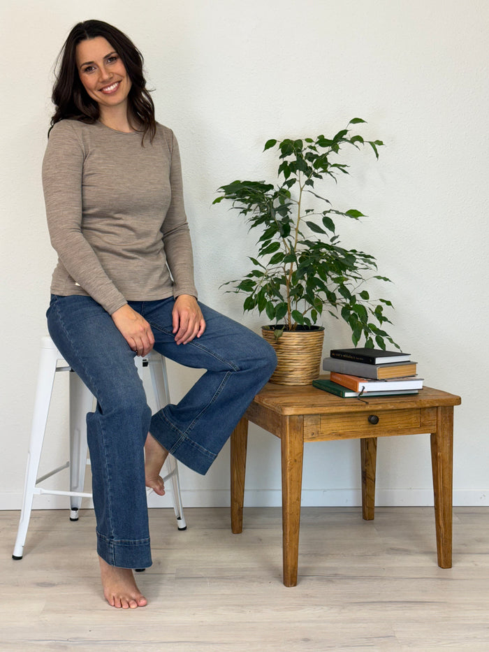 WOMENS 100% MERINO (210) LONG SLEEVE CREW TOP CAPPUCCINO