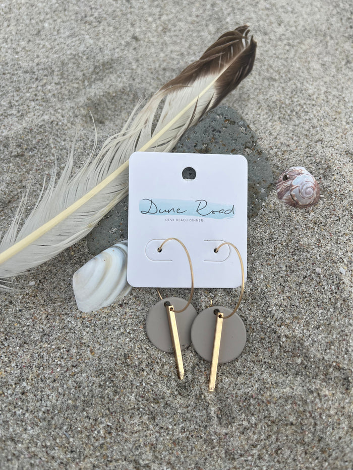 HOOP RESIN CIRCLE GOLD BAR EARRINGS LATTE