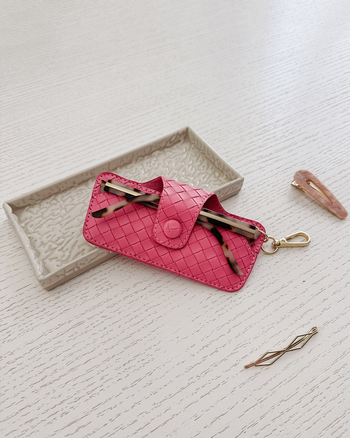 SKITTLE SUNGLASS CASE WOVEN HOT PINK