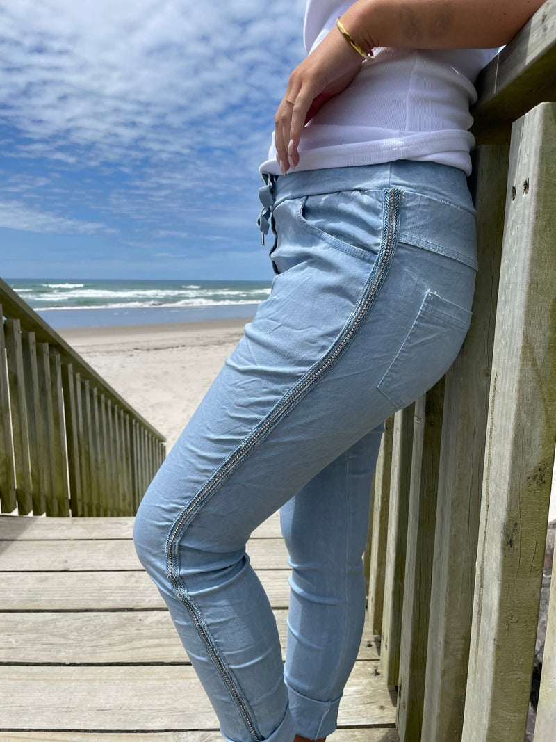 BOTTEGA MODA_DENIM DREAM VINTAGE WASH GLAM LUXE JOGGER JEANS LIGHT DENIM _ DENIM DREAM VINTAGE WASH GLAM LUXE JOGGER JEANS LIGHT DENIM _ Ebony Boutique NZ