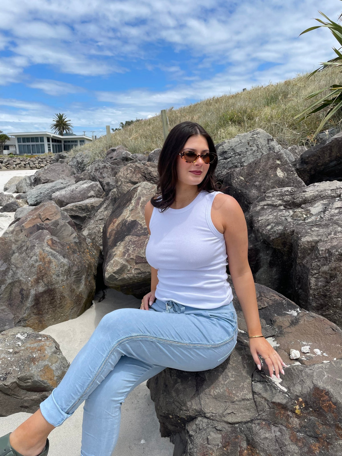 BOTTEGA MODA_DENIM DREAM VINTAGE WASH GLAM LUXE JOGGER JEANS LIGHT DENIM _ DENIM DREAM VINTAGE WASH GLAM LUXE JOGGER JEANS LIGHT DENIM _ Ebony Boutique NZ