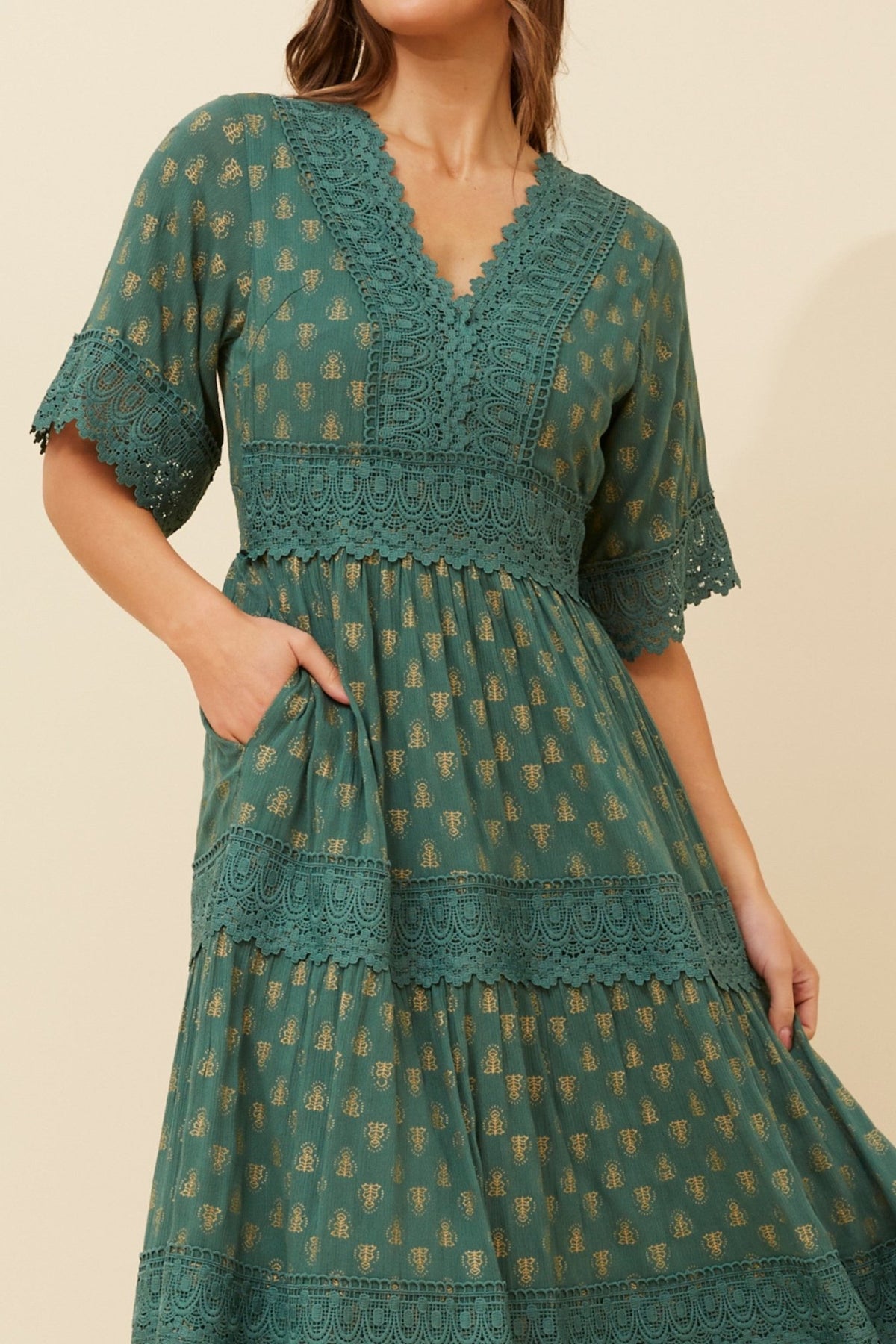 CAROLINE MORGAN_GREEN ASH LACE TRIM DRESS _ GREEN ASH LACE TRIM DRESS _ Ebony Boutique NZ