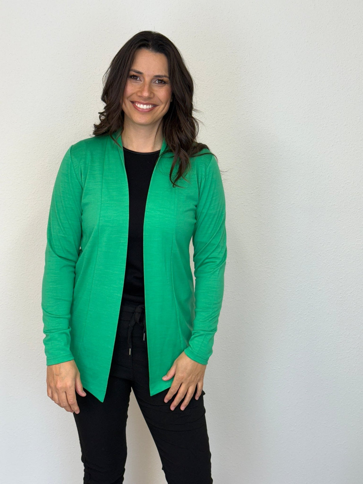 EBONY_MERINO MID LENGTH EDGE TO EDGE WOMENS CARDIGAN VERDE _ MERINO MID LENGTH EDGE TO EDGE WOMENS CARDIGAN VERDE _ Ebony Boutique NZ