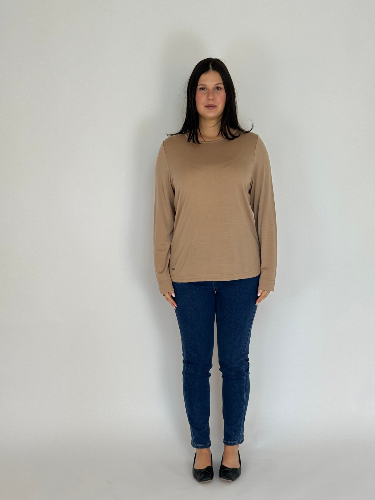 EBONY_WOMEN'S 100% MERINO WOOL (210) LONG SLEEVE CURVE HEM TOP SAND EBAS583 _ WOMEN'S 100% MERINO WOOL (210) LONG SLEEVE CURVE HEM TOP SAND EBAS583 _ Ebony Boutique NZ