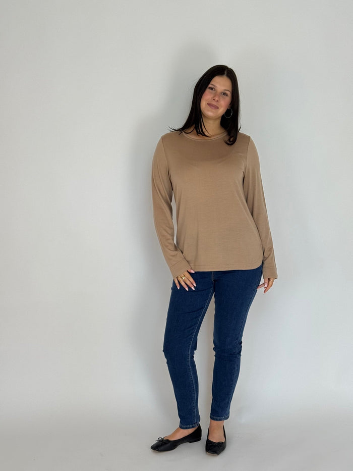 EBONY_WOMEN'S 100% MERINO WOOL (210) LONG SLEEVE CURVE HEM TOP SAND EBAS583 _ WOMEN'S 100% MERINO WOOL (210) LONG SLEEVE CURVE HEM TOP SAND EBAS583 _ Ebony Boutique NZ