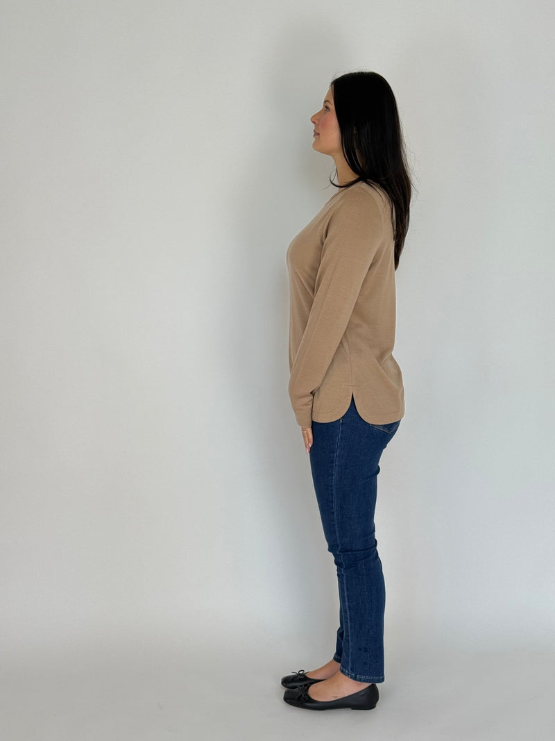 EBONY_WOMEN'S 100% MERINO WOOL (210) LONG SLEEVE CURVE HEM TOP SAND EBAS583 _ WOMEN'S 100% MERINO WOOL (210) LONG SLEEVE CURVE HEM TOP SAND EBAS583 _ Ebony Boutique NZ