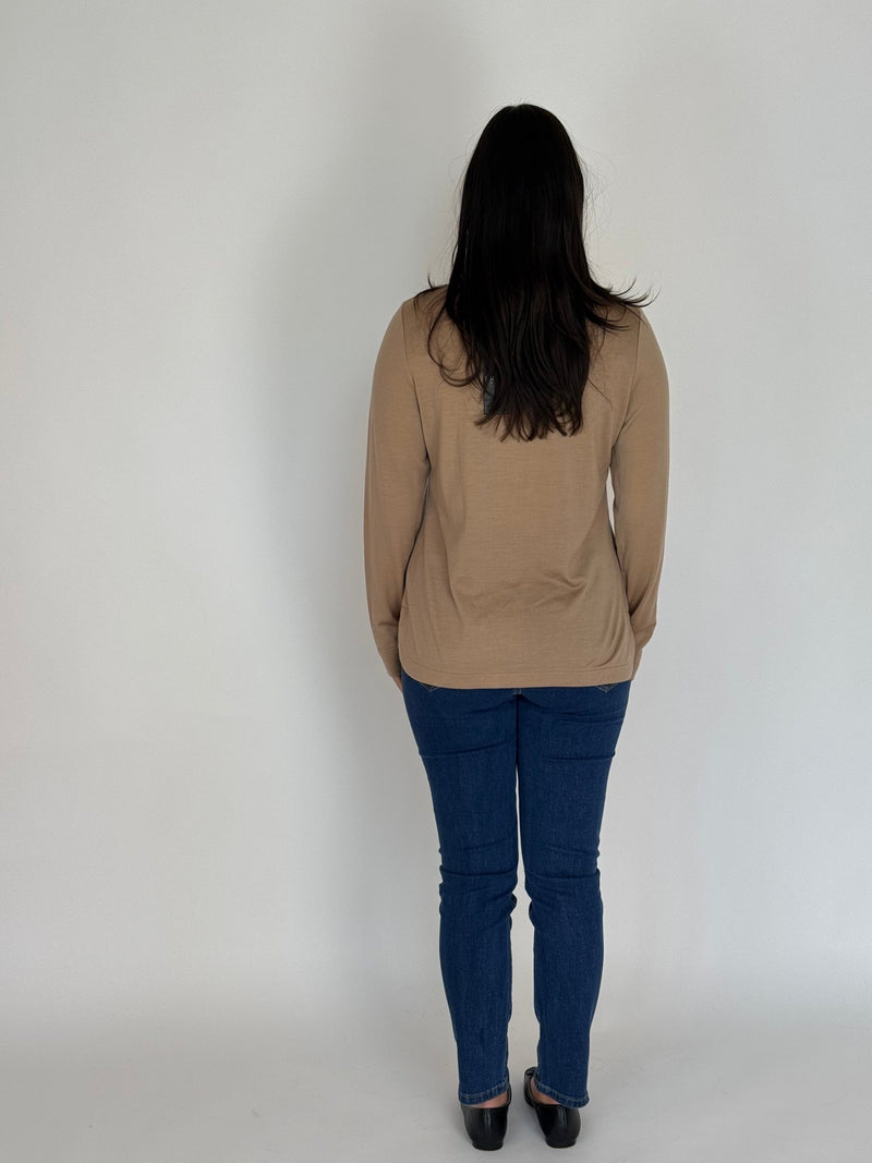EBONY_WOMEN'S 100% MERINO WOOL (210) LONG SLEEVE CURVE HEM TOP SAND EBAS583 _ WOMEN'S 100% MERINO WOOL (210) LONG SLEEVE CURVE HEM TOP SAND EBAS583 _ Ebony Boutique NZ
