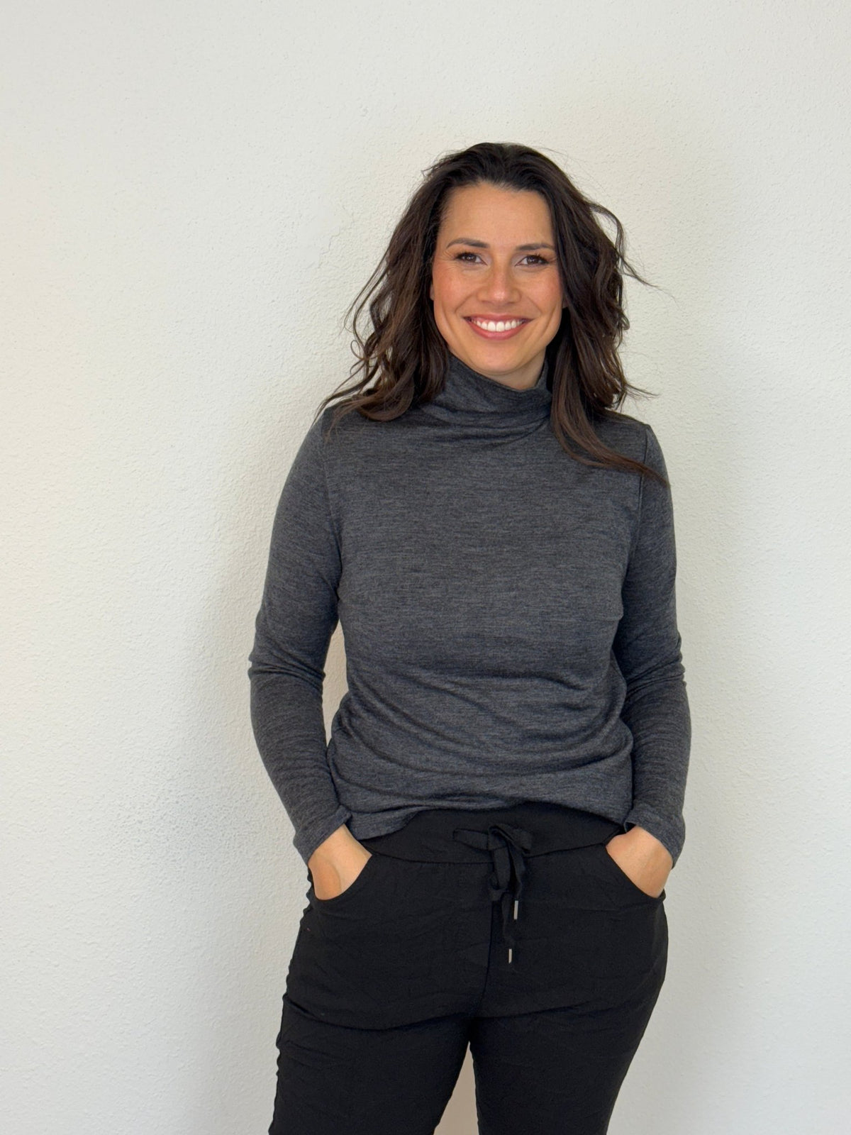 EBONY_WOMEN'S 100% MERINO WOOL (210) LONG SLEEVE HIGH NECK TOP CHARCOAL EBAS515 _ WOMEN'S 100% MERINO WOOL (210) LONG SLEEVE HIGH NECK TOP CHARCOAL EBAS515 _ Ebony Boutique NZ