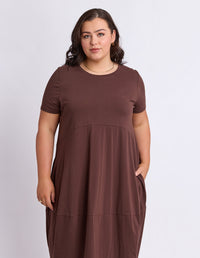 DIANA SHORT SLEEVE DRESS CHOCOLATE_by_ELM_women's_in_New Zealand_ MODEL _