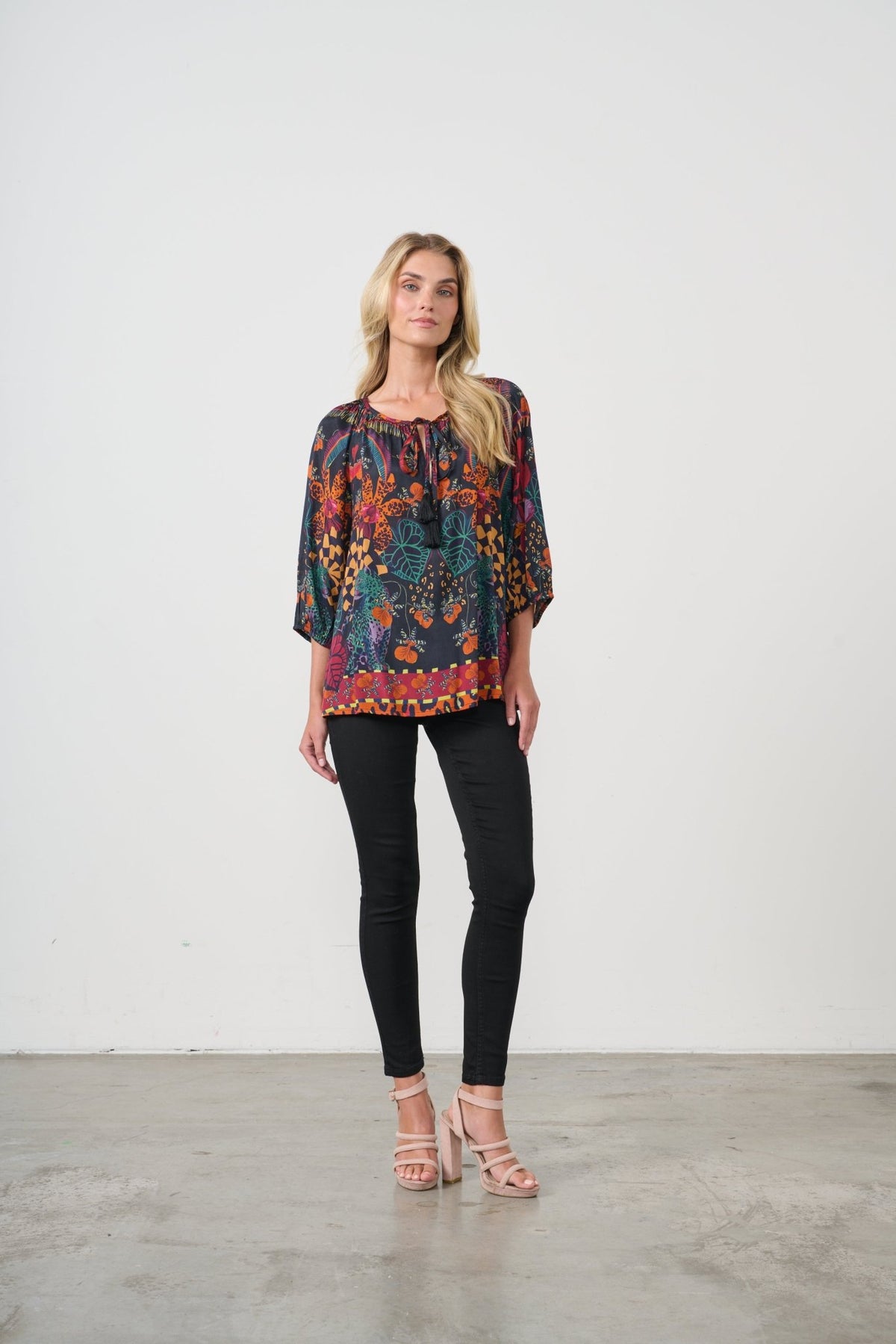 HOLMES AND FALLON_TIE NECK BLOUSE TROPICAL PRINT _ TIE NECK BLOUSE TROPICAL PRINT _ Ebony Boutique NZ