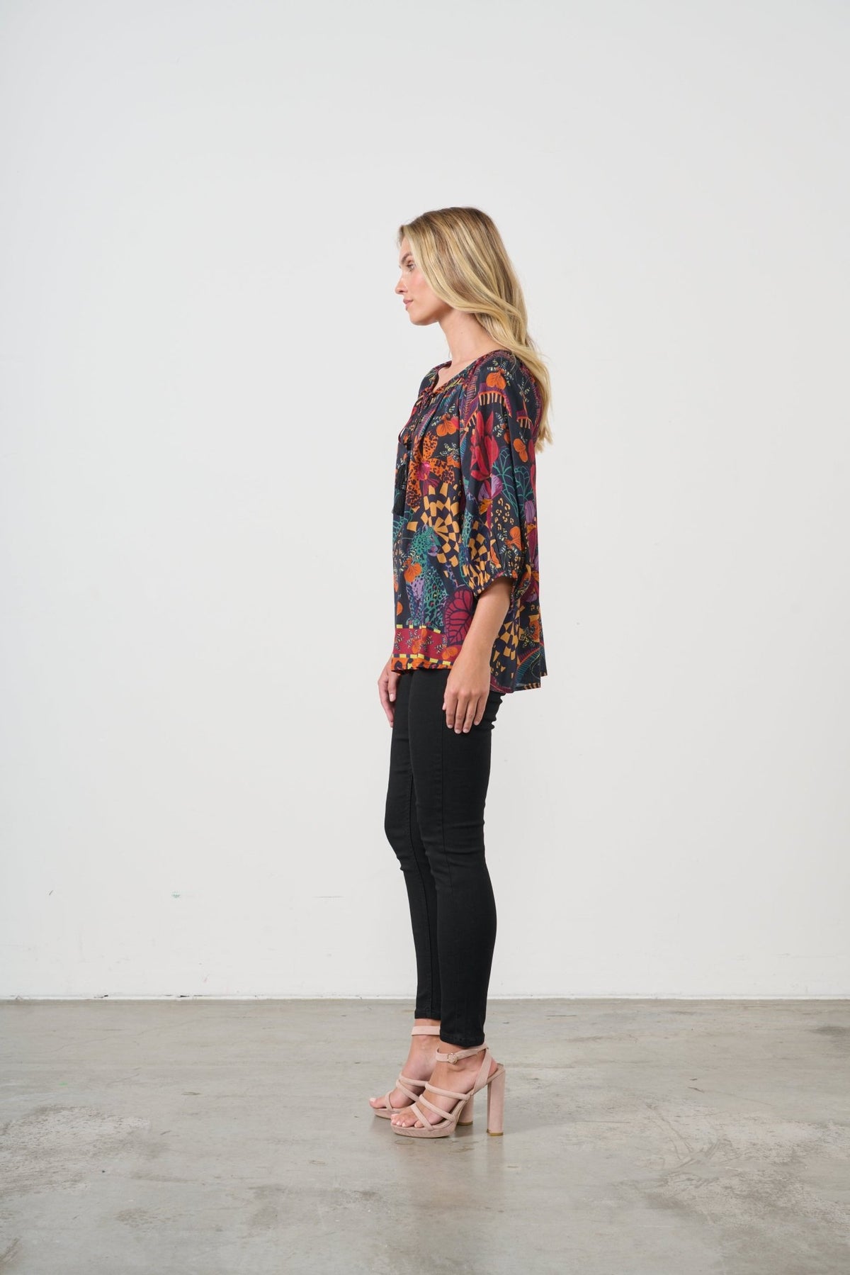 HOLMES AND FALLON_TIE NECK BLOUSE TROPICAL PRINT _ TIE NECK BLOUSE TROPICAL PRINT _ Ebony Boutique NZ